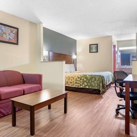 Econo Lodge Inn & Suites Forest Zewnętrze zdjęcie