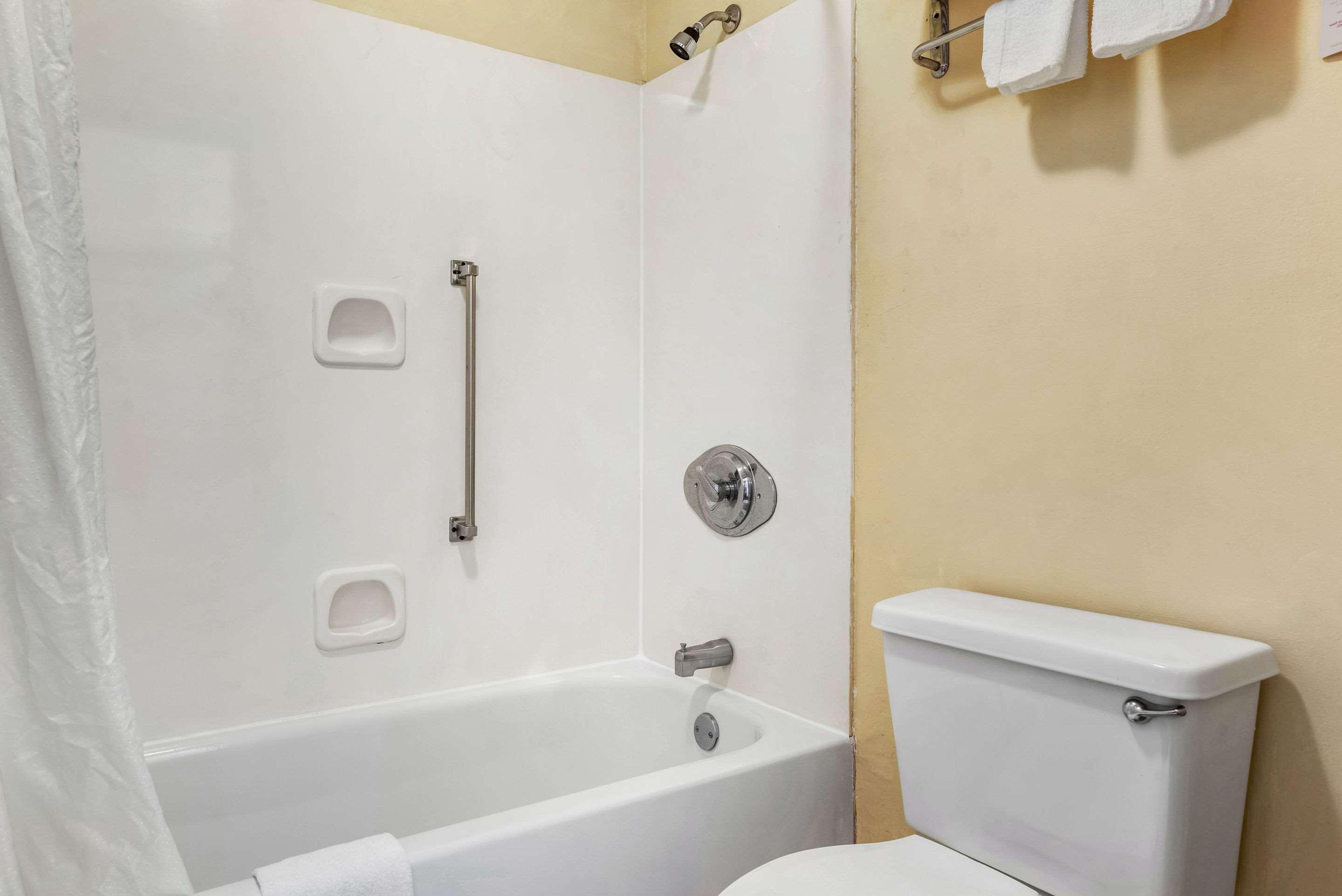 Econo Lodge Inn & Suites Forest Zewnętrze zdjęcie