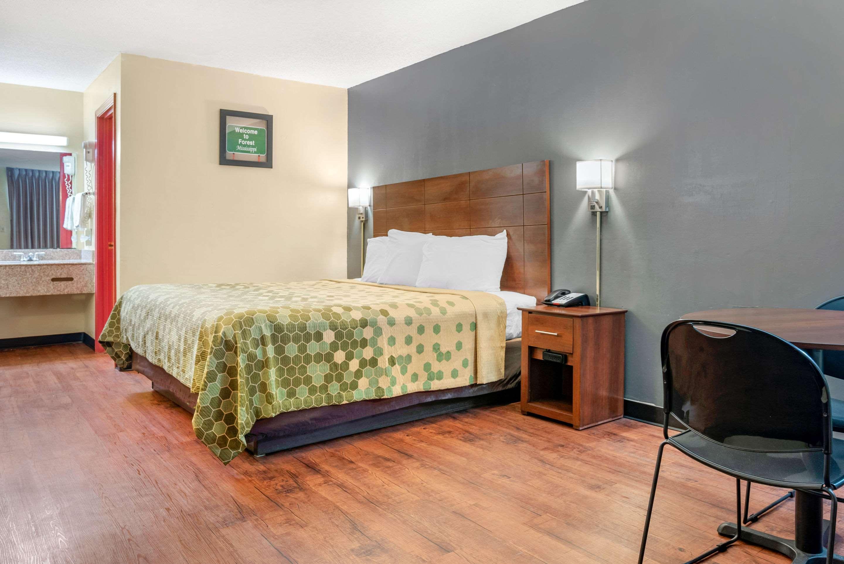 Econo Lodge Inn & Suites Forest Zewnętrze zdjęcie