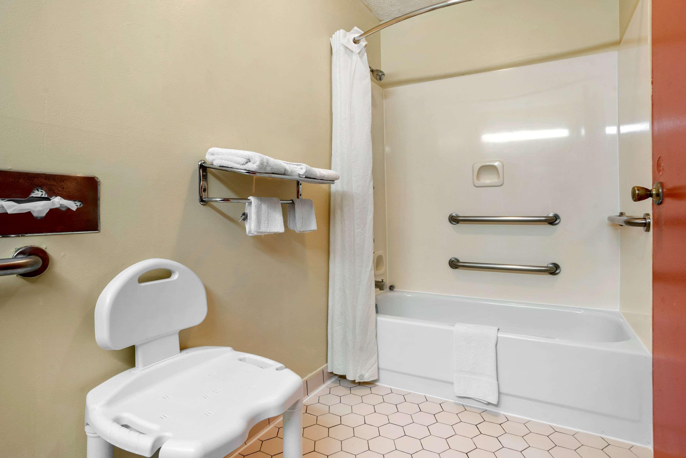 Econo Lodge Inn & Suites Forest Zewnętrze zdjęcie