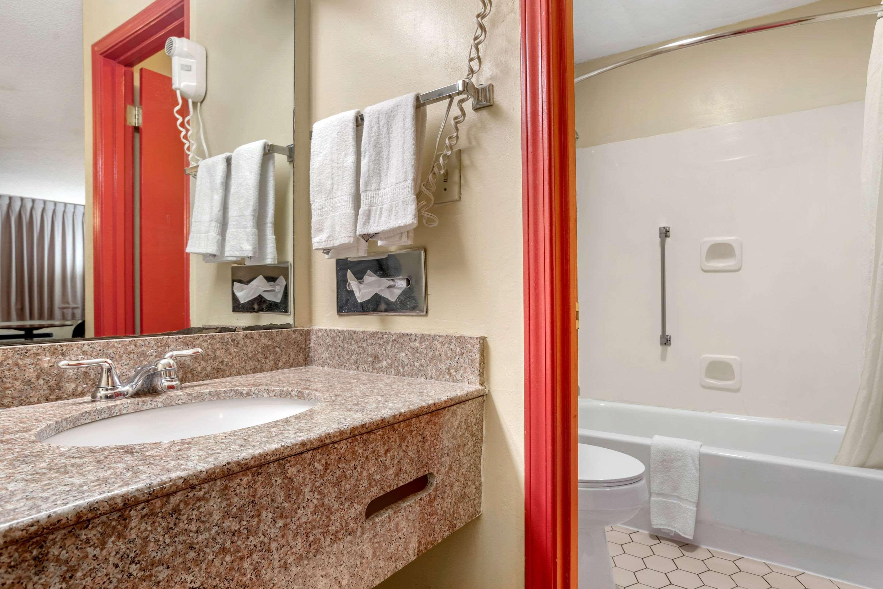 Econo Lodge Inn & Suites Forest Zewnętrze zdjęcie