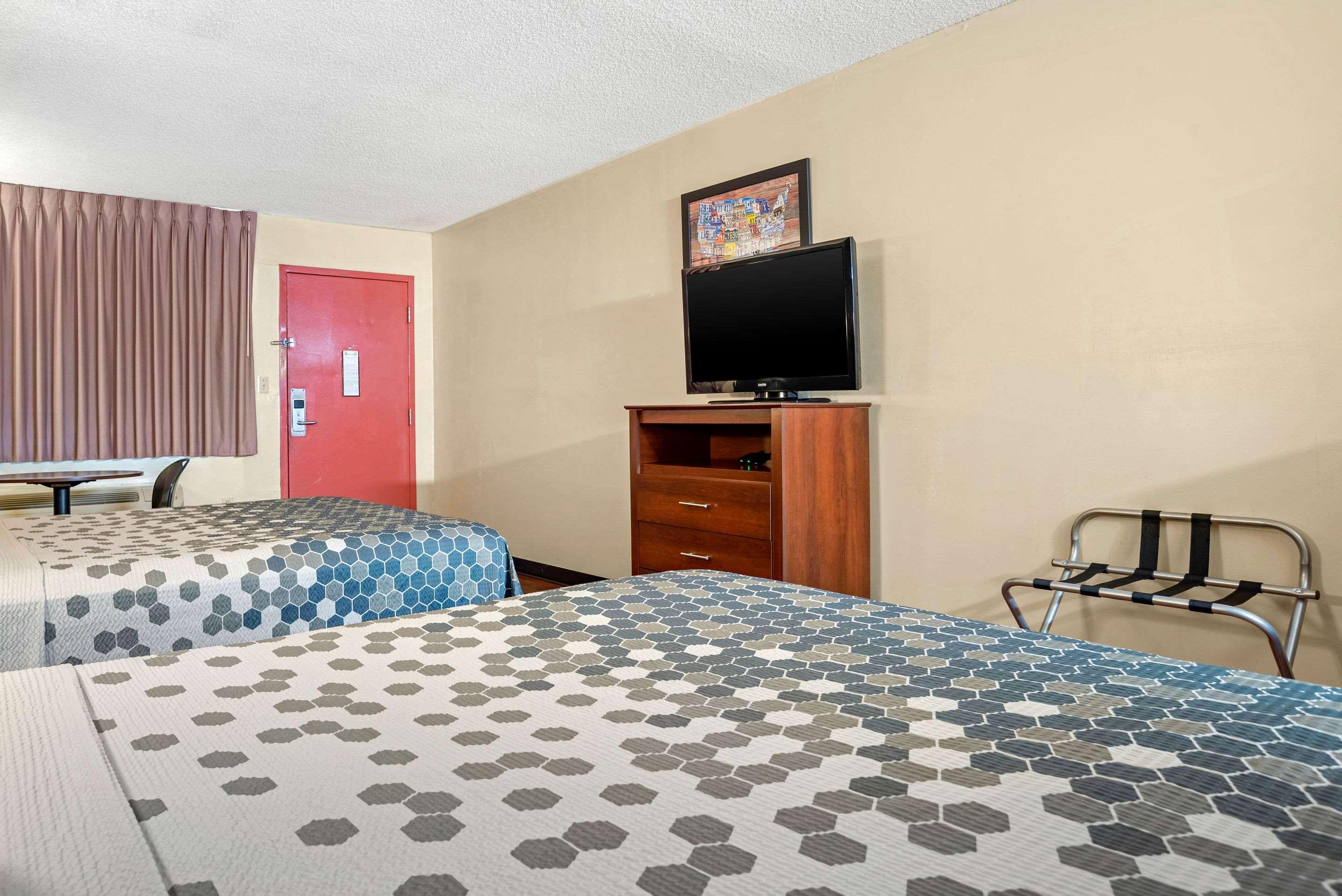 Econo Lodge Inn & Suites Forest Zewnętrze zdjęcie