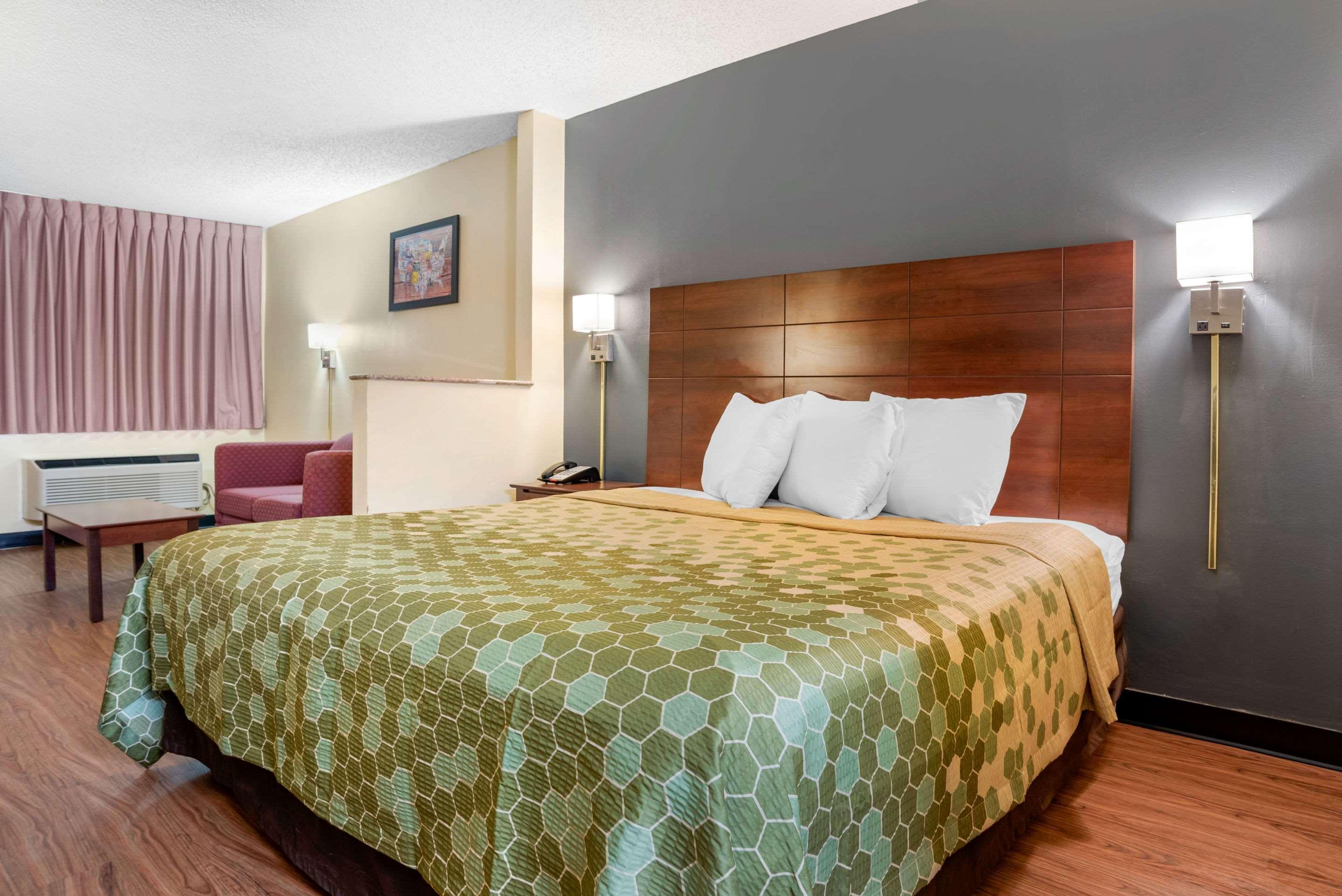 Econo Lodge Inn & Suites Forest Zewnętrze zdjęcie