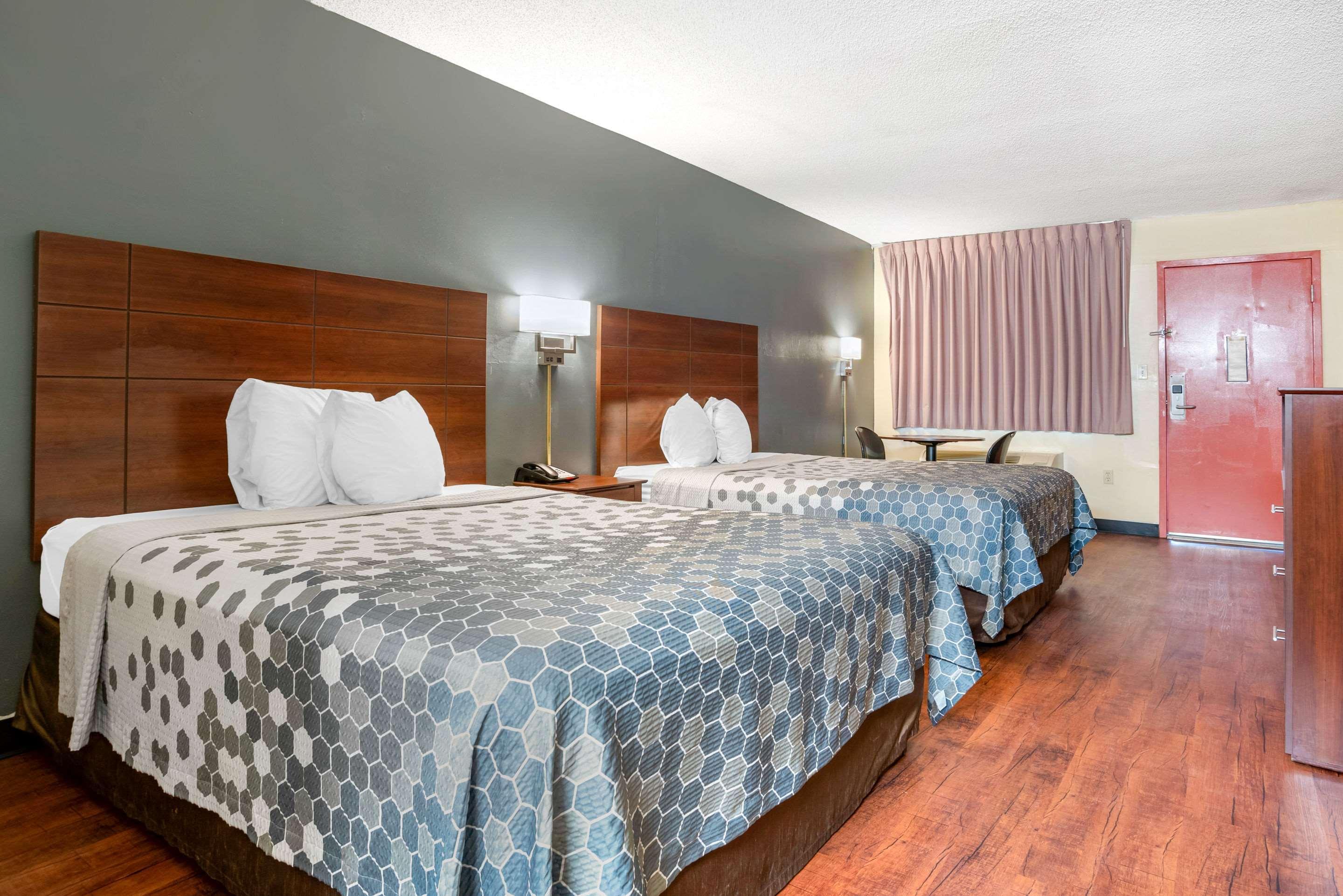 Econo Lodge Inn & Suites Forest Zewnętrze zdjęcie