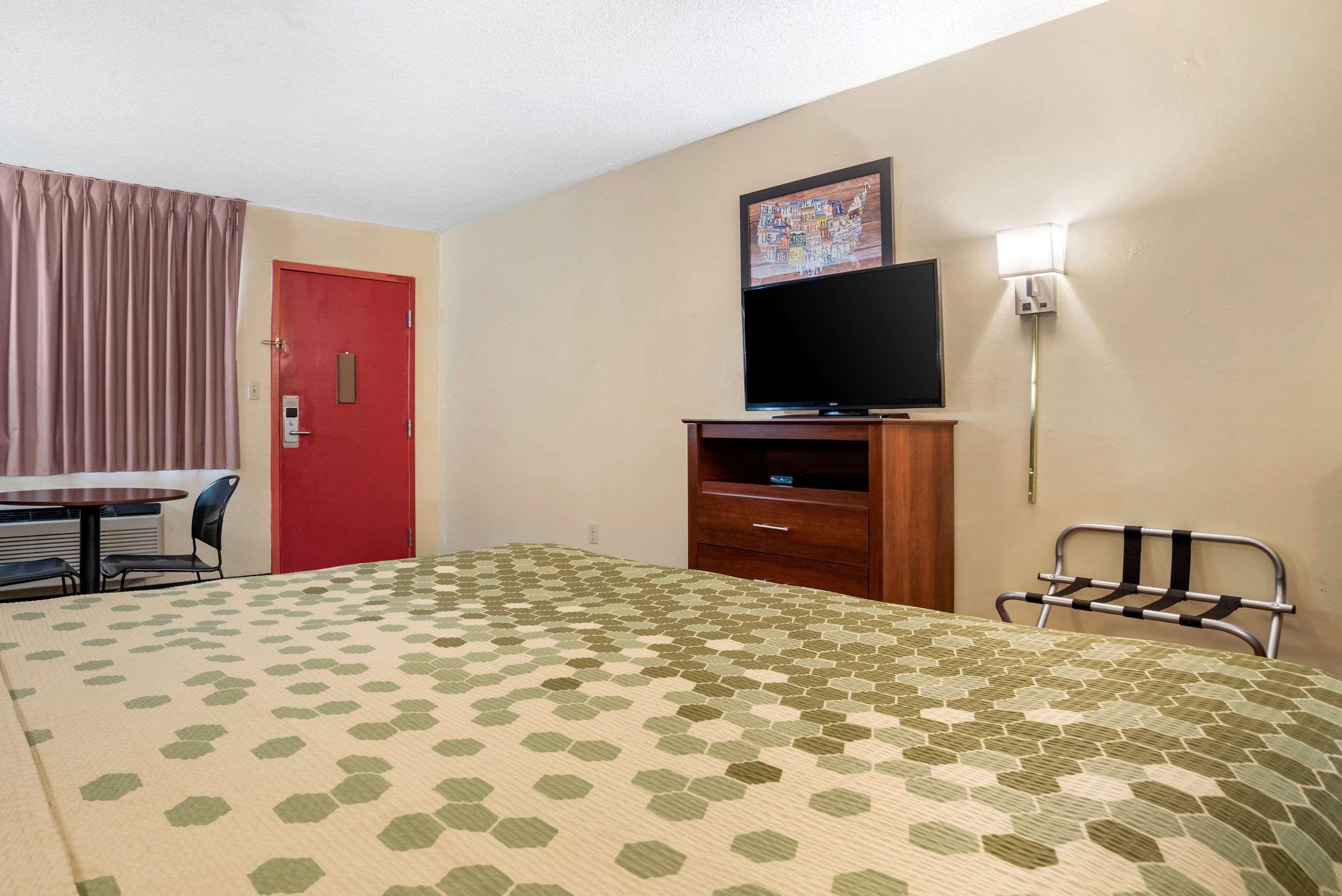 Econo Lodge Inn & Suites Forest Zewnętrze zdjęcie