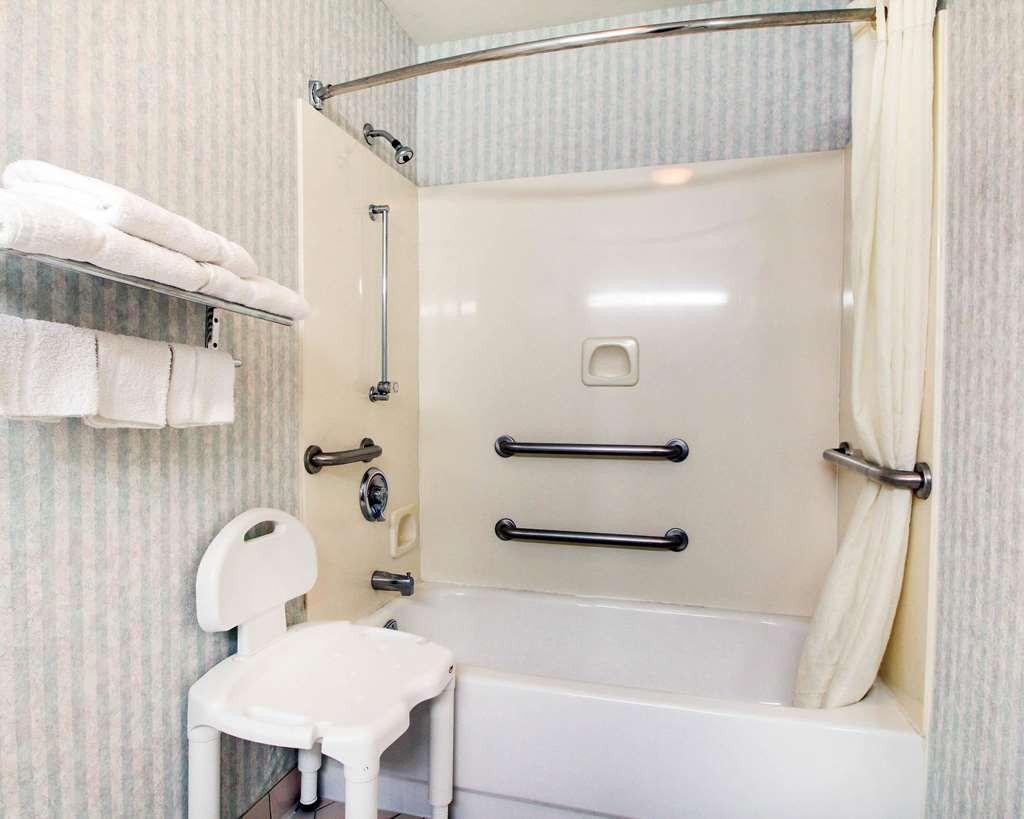 Econo Lodge Inn & Suites Forest Pokój zdjęcie