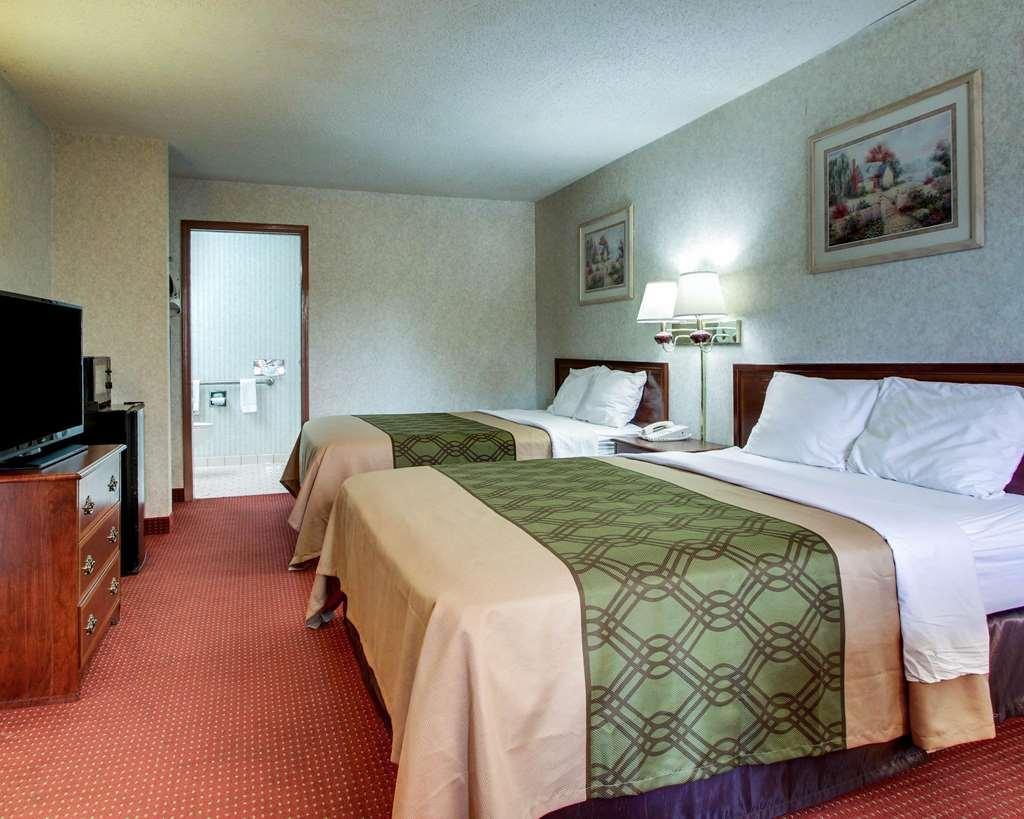 Econo Lodge Inn & Suites Forest Pokój zdjęcie