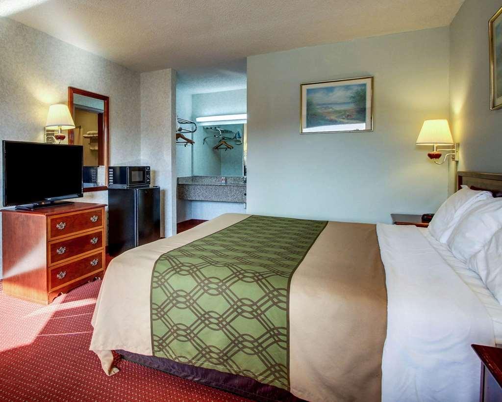 Econo Lodge Inn & Suites Forest Pokój zdjęcie