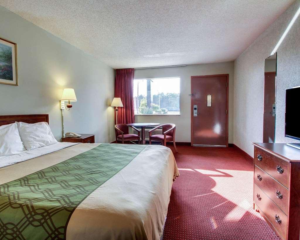 Econo Lodge Inn & Suites Forest Pokój zdjęcie